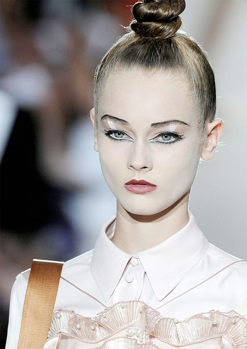 Sleek top knot at Marc Jacobs Spring 2010
