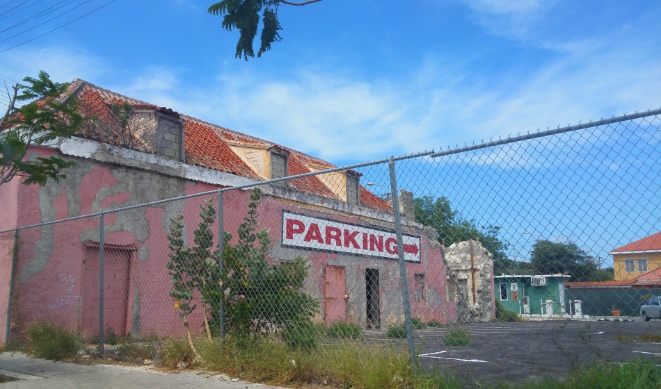 urban-decay-in-curacao_143157