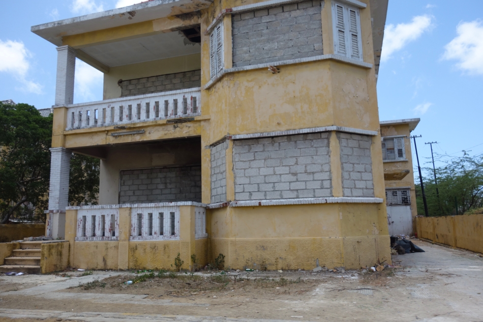 Urban Decay in Curacao-DSC04857
